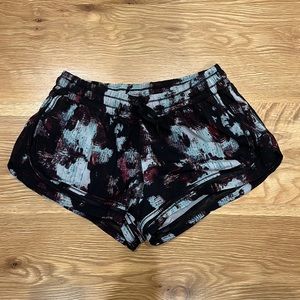 Lululemon size 10 lined shorts black blue maroon pattern